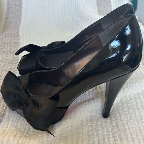 Paris Hilton black patent heels with bow - Picture 1 of 7